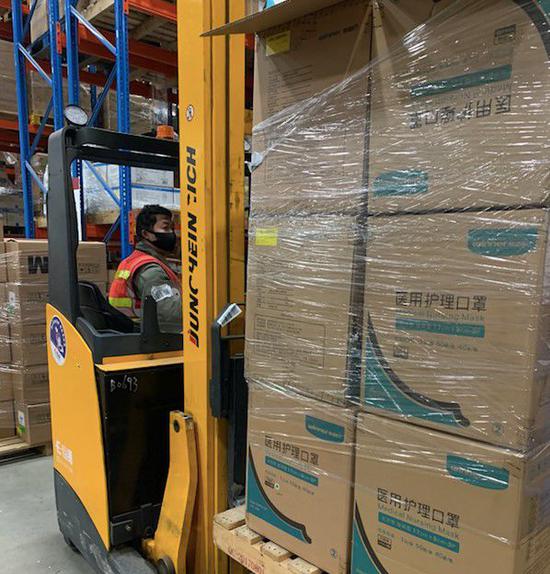 在京东物流位于武汉的丰树园区商超仓一批新到货的医用口罩正在入库