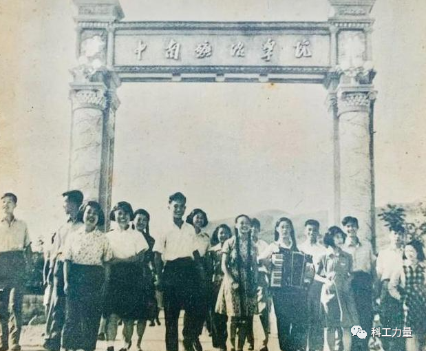 中国稀土，如何才能由土变稀