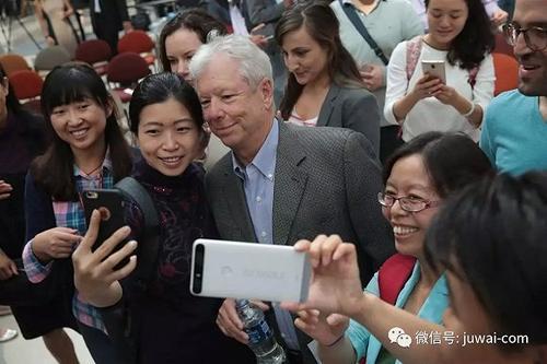 图一：Richard Thaler与听众合影