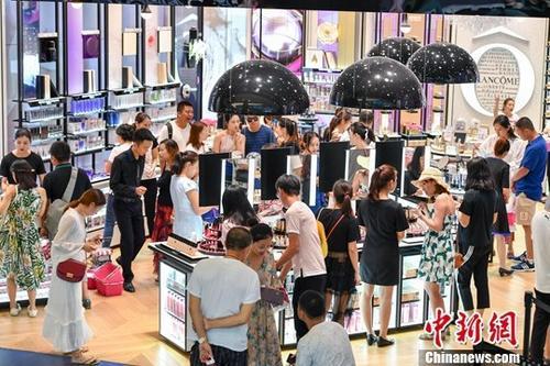 资料图：游客在三亚海棠湾免税店选购商品。中新社记者 骆云飞 摄