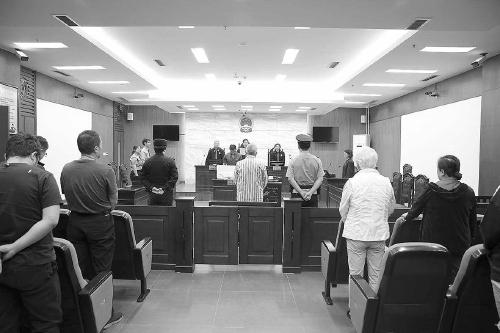 崔臣受贿、巨额财产来源不明案庭审现场