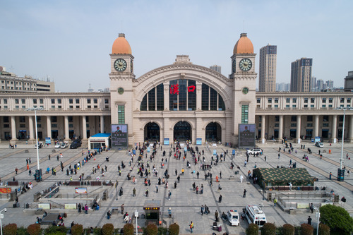  4月8日，乘客在汉口火车站排队进站。新华社记者 肖艺九 摄