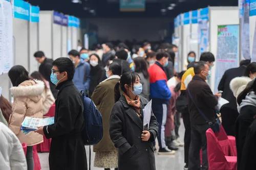 银行笔试频上热搜:“奇葩”的题目，无奈的考生