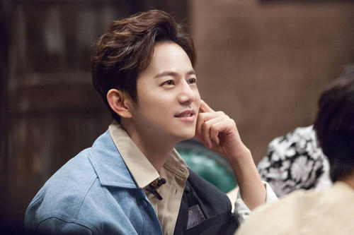 何炅收礼被批 揭开“饭圈经济”暴利产业链