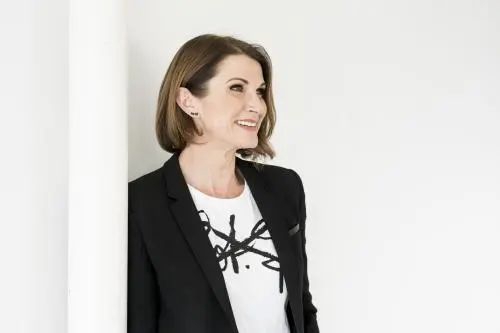  Clare McAndrew博士 资料图片