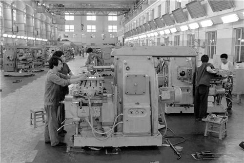 北京第一机床厂自1987 年1 月开始实行“两保一挂”承包经营责任制后，给企业注入了新的活力。这个厂的“七五”重点改造项目装配车间总装线，工期原需8个月，实际只用了4 个半月。（新华社）