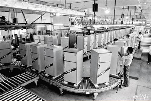 1988 年,年产70 万台电冰箱的广东万宝电器工业公司电冰箱生产线。