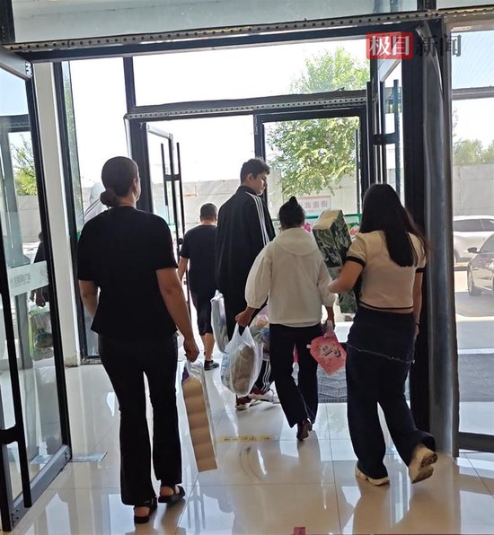 买了很多日用品的俄罗斯游客