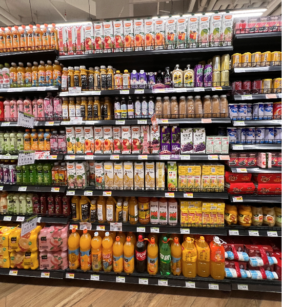 　　深圳某大型商超果汁貨架，未發現匯源果汁身影/時代周報記者攝