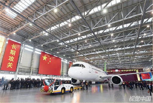 2015 年11 月2 日,承载着几代中国航空人梦想的国产大飞机C919 总装下线。