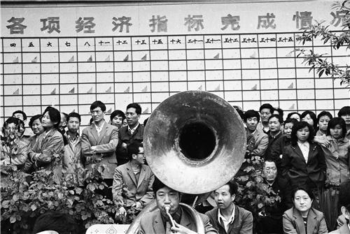 1987 年,陕西宝鸡县,国营企业职工祝贺超额完善经济指标。(fotoe)