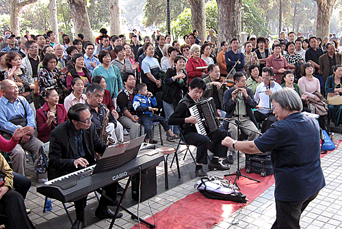 一支老年合唱团在公园内为市民和游客演唱歌曲。新华社记者王颂摄