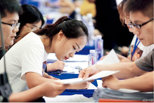 在深圳最近举行的一场国际人才交流大会上,人工智能、生物医药等领域的人才受到追捧。
