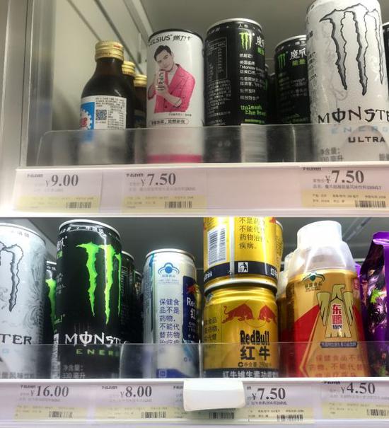 深圳一家7-11便利店内功能饮料区，仅东鹏特饮为瓶装且售价最低