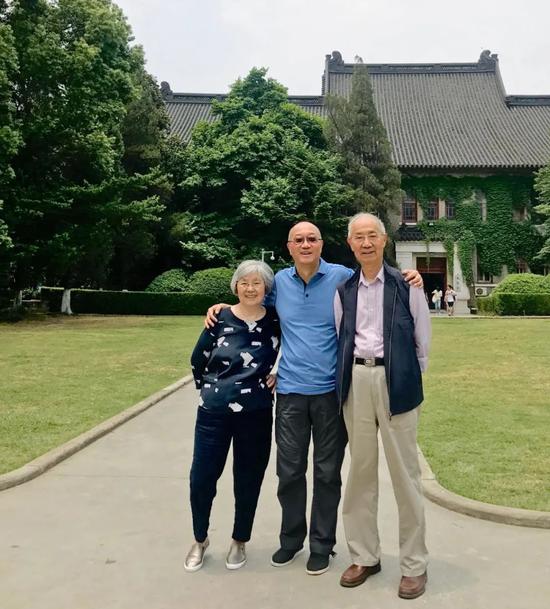 封面图| 冯叔和父母在南京大学