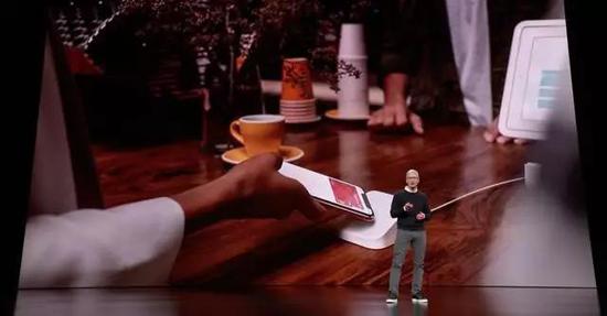 （Apple Tim Cook在舞台上推出Apple Card - 2019年3月）