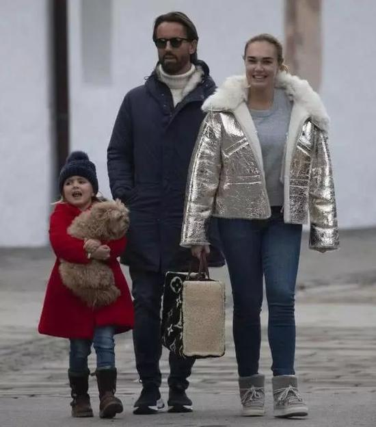 塔玛拉（右）现身瑞士度假胜地的中心购物区，笑容满面。