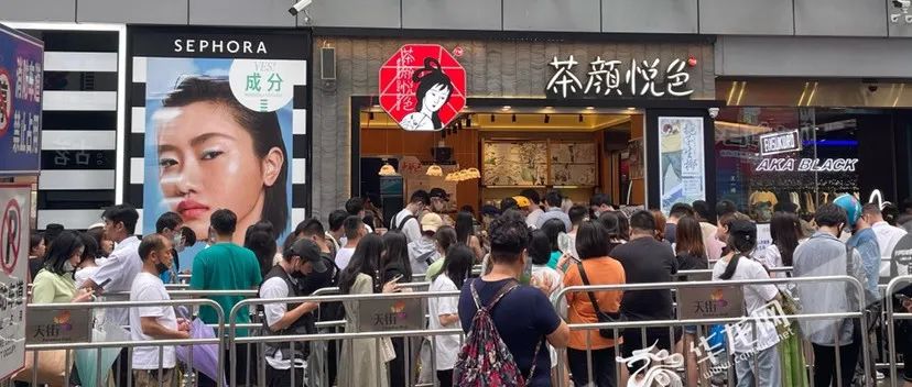 茶颜悦色翻车！重庆新店直播中，拖延上架、“溜粉”严重，面对质疑拉黑网友