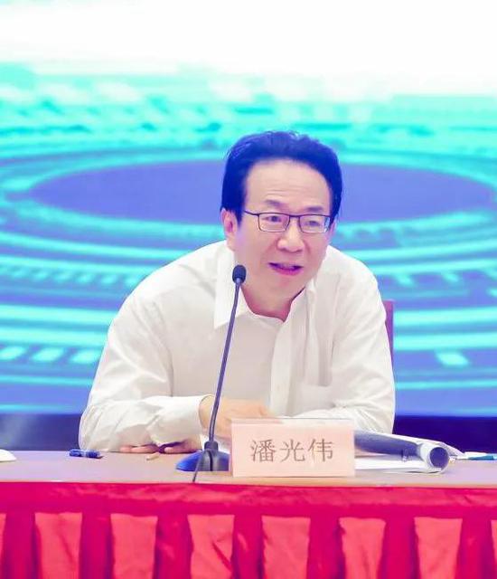 中国银行业协会党委书记、专职副会长潘光伟出席会议并讲话