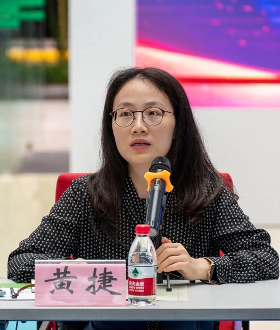 市经济信息化委节能和综合利用处处长黄捷,市节能中心主任楼振飞,市