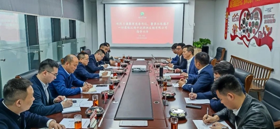 张德芹与经销商闲谈交流