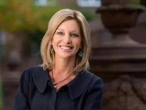 药店零售寡头企业"西维斯健康公司"(cvs health)的ceo凯伦·林奇