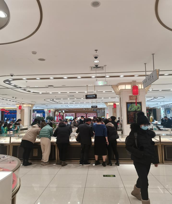 电子商务|金价大涨 “中国大妈”出手，银行工作人员：金条库存都要卖完了
