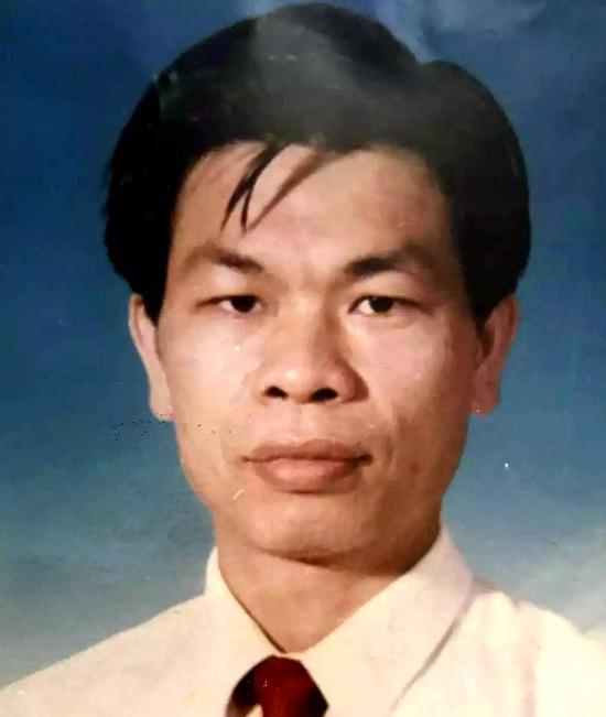 海南一建行副所长卷款与两女子潜逃25年被悬赏 已有群众提供线索