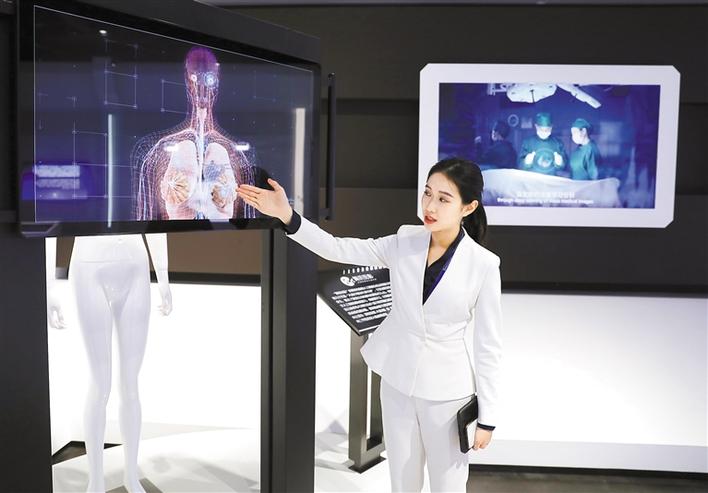 深圳持续加大重点实验室扶持力度,新的科技产品如雨后春笋般面市。 深圳商报记者 钟华登 摄