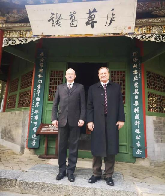  ▲葛策一行参观卧龙岗诸葛草庐