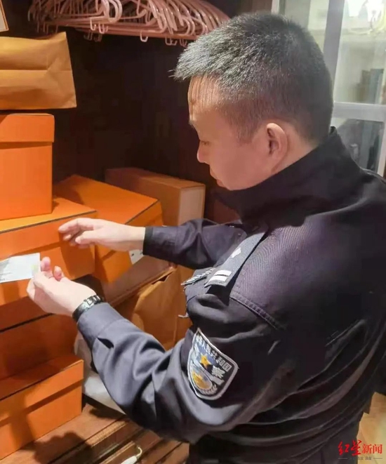 ▲民警在邹某家中发现大量奢侈品牌包装