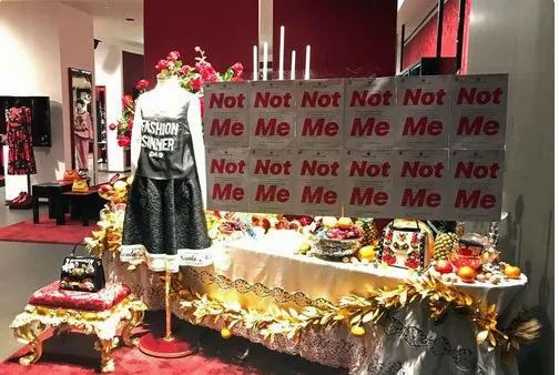 上海一家杜嘉班纳门店被人贴上“Not Me（不是我）”的海报，嘲笑杜嘉班纳对事件的回应。（美国《纽约时报》）