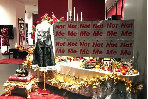 上海一家杜嘉班纳门店被人贴上“Not Me(不是我)”的海报丝臀,嘲笑杜嘉班纳对事件的回应。(美国《纽约时报》)