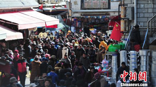 图为2019年1月，藏历新年前期，西藏各地民众纷纷到拉萨冲赛康市场采购年货。（资料图） 江飞波 摄