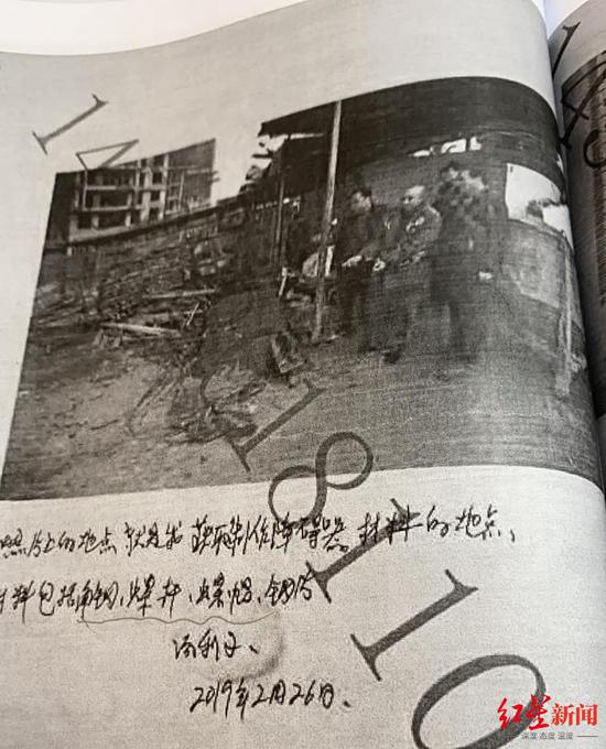  汤利子指认“脱轨器”的制作地点。受访人供图