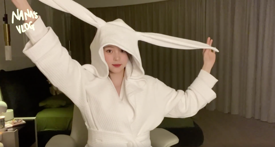 欧阳娜娜在Vlog中展示其个人品牌&ldquo;nabi&rdquo;的浴袍