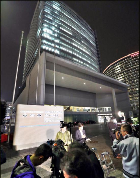 ▲11月19日晚，日产汽车总部大楼就被媒体“包围”   图据朝日新闻