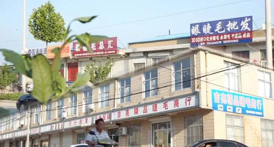  在这个城市的并不宽敞的道路上，到处充满了“睫毛”。/湃客视频