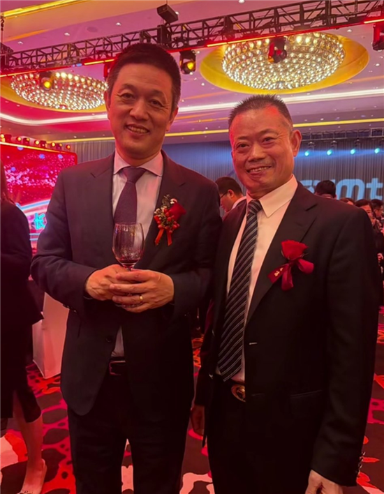 长鑫科技首日暴涨465%，蔚来李斌1.58亿战略投资浮盈7.4亿