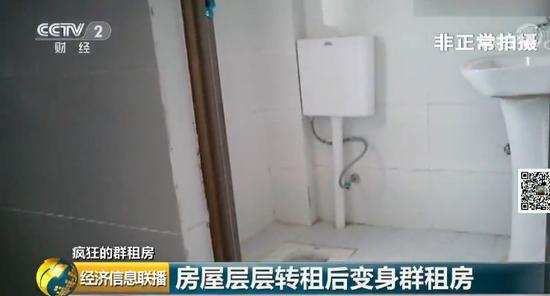 在记者采访时,还不断有中介带人前来看房。