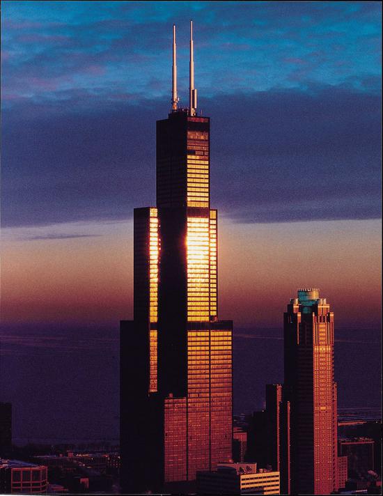 芝加哥442.1米高的西尔斯大厦，现已改名为威利斯大厦 资料图