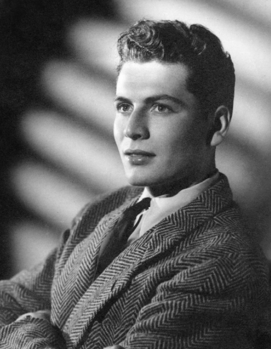 皮尔卡丹、KAWS、Alexander Wang：3本截然不同的时尚生意经