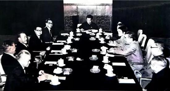 ▲资料图片：1972年9月，周恩来总理（桌右侧正中）在人民大会堂与日本首相田中角荣会谈，桌末端为廉正保。