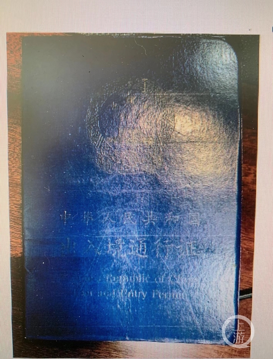 ▲余某为跨境赌博,伪造身份骗取了出入境通行证。图片来源/吴江区人民检察院