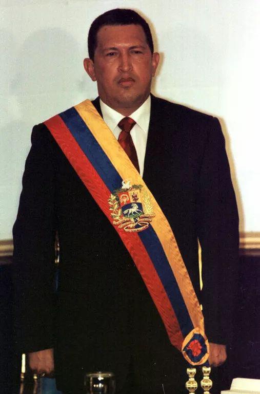 | 1999年2月2日，委内瑞拉加拉加斯，查韦斯佩戴绶带参加总统就任宣誓。
