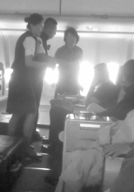　　自称国航监督员的女子，斥责旅客玩手机影响航班安全。