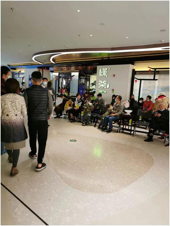 深圳某购物中心餐饮店前等位的顾客