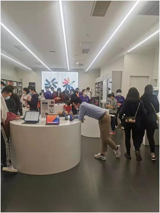 深圳龙岗某大型购物中心内电子产品门店人流旺