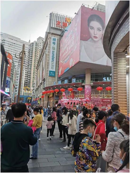 年牛春节期间的深圳东门步行街一角