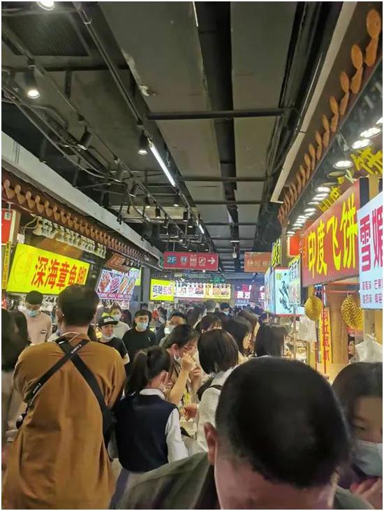 深圳东门町美食街一角